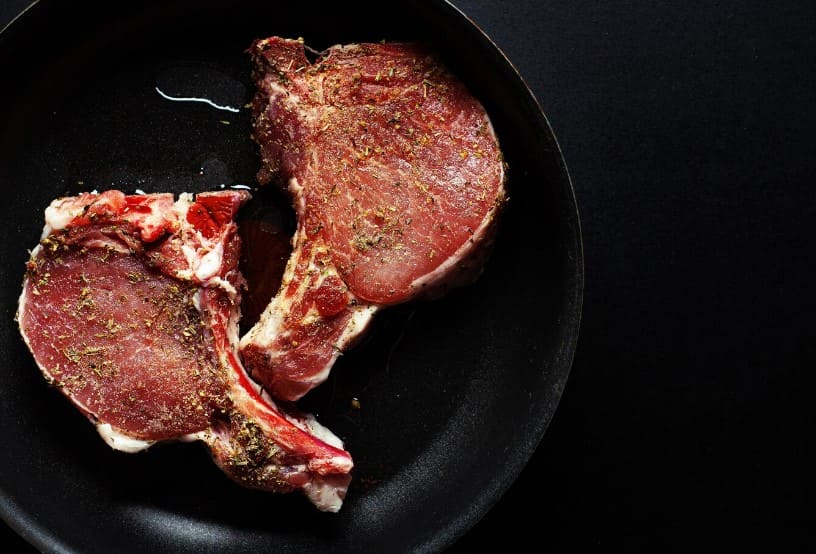 preparación de chuletas de cerdo con dátiles y castañas